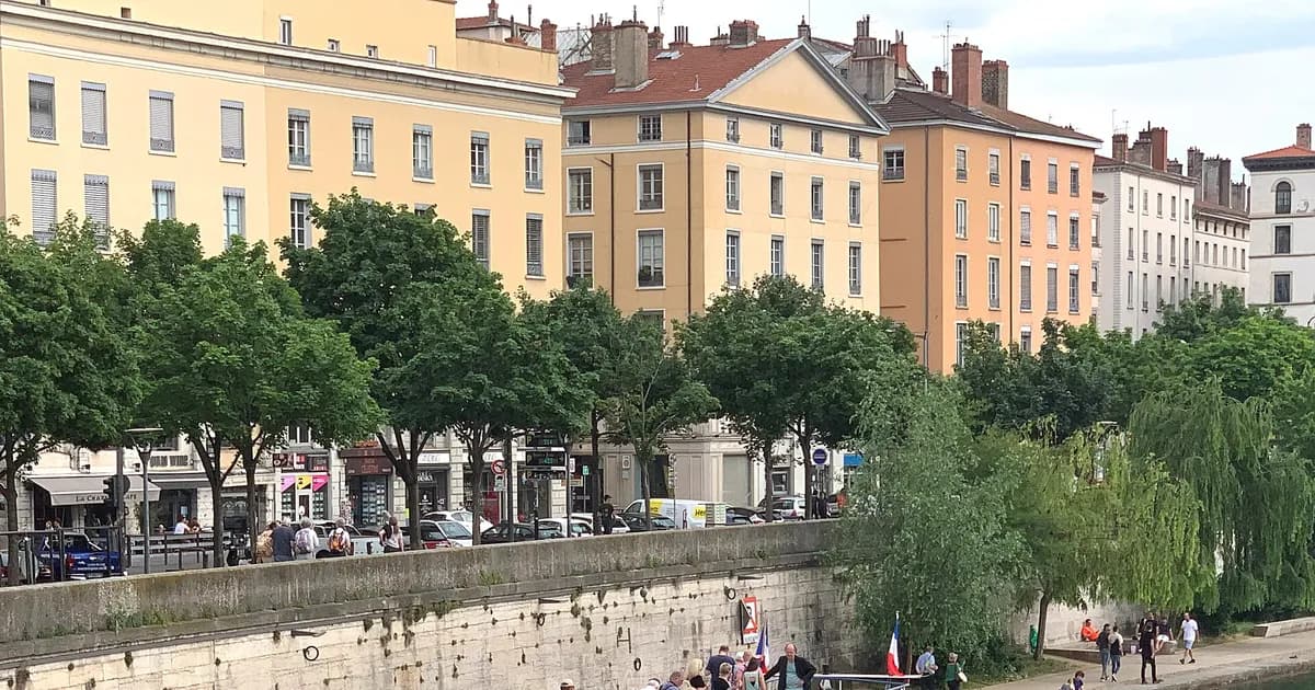 A Lyon Customer Locked Out After a Blocked Card Renewal Calls Your US Help Line in French