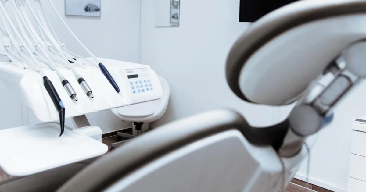 A Québec Snowbird Loses a Crown in Fort Myers and Calls the Dentist in French