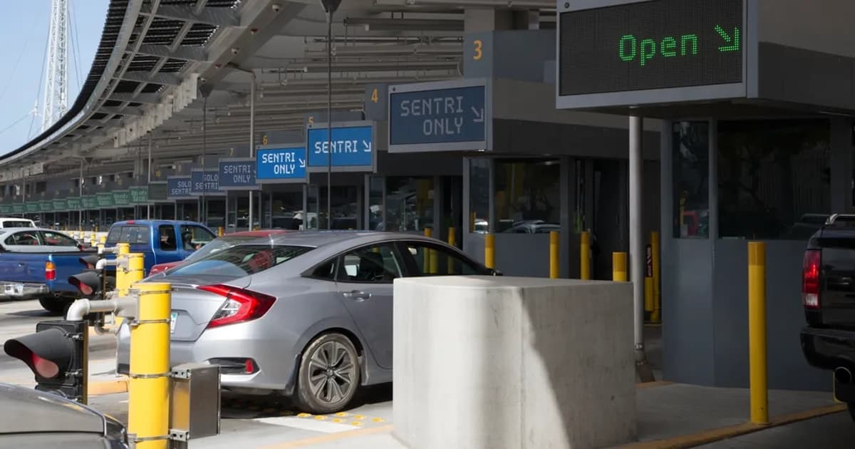 Before Crossing at Laredo: A Monterrey Driver Calls an Insurance Agency in Spanish